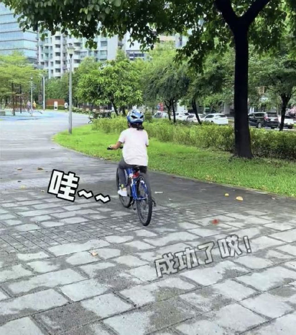 组图：阿雅带8岁女儿学骑车温馨感满满 网友称赞小宝越长越漂亮