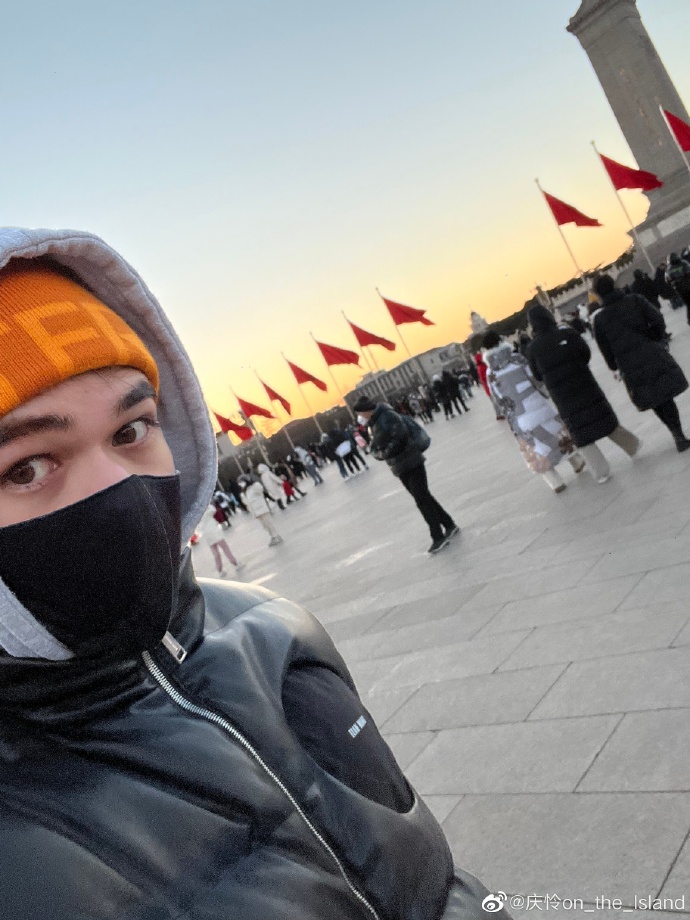 组图：庆怜清晨打卡天安门广场升国旗 称是人生中珍贵的体验