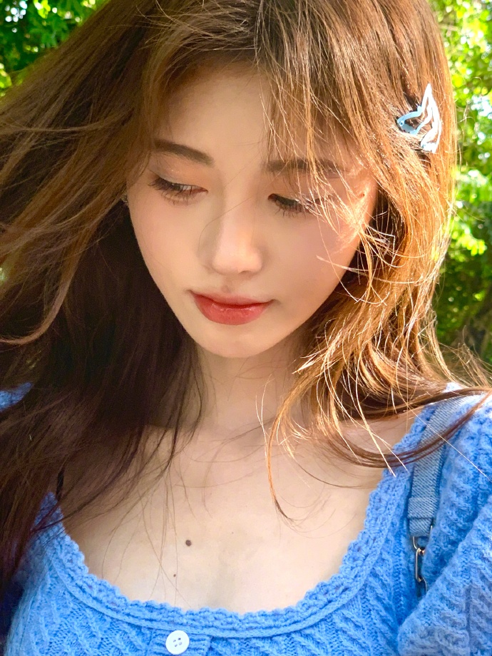 组图鞠婧祎蓝色露腰上衣纤瘦轻盈侧颜温柔走小家碧玉风