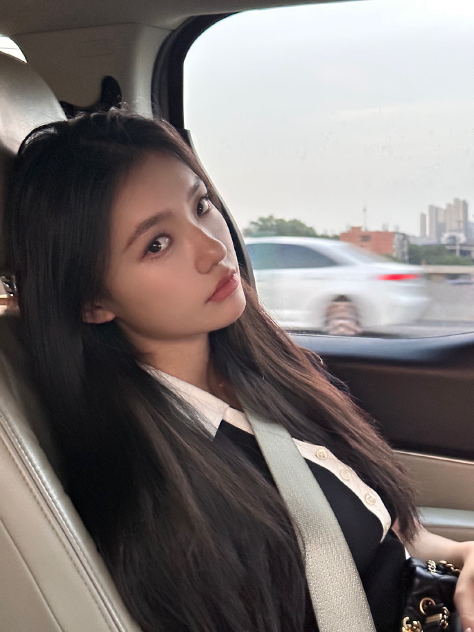 林允晒车内随拍俏皮可爱 侧颜精致元气好似活力女高_影视资讯网明星