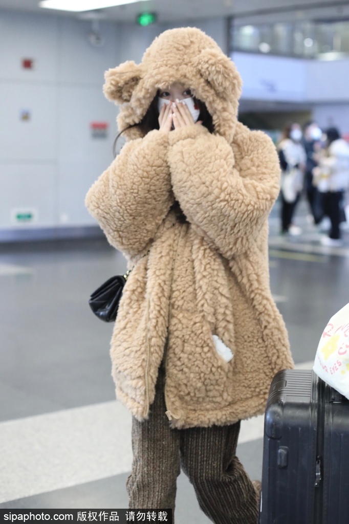 组图：徐梦洁穿棕色熊耳朵外套现身机场 可爱又俏皮