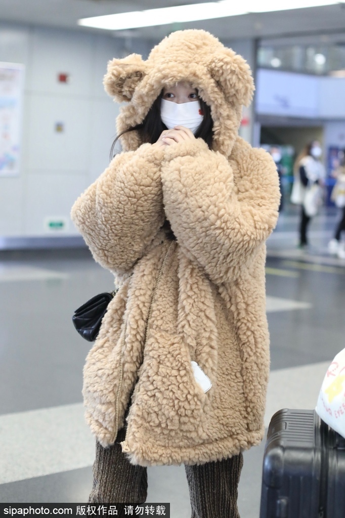 组图：徐梦洁穿棕色熊耳朵外套现身机场 可爱又俏皮