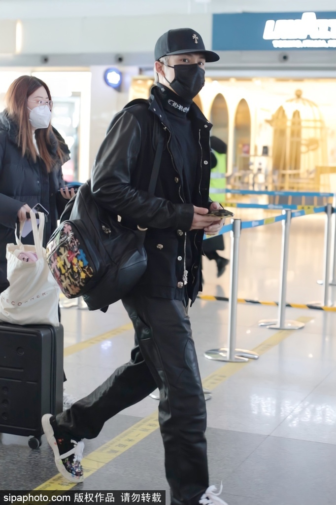 组图：韩东君穿全黑皮衣套装现身机场 摩登帅气十分惹眼