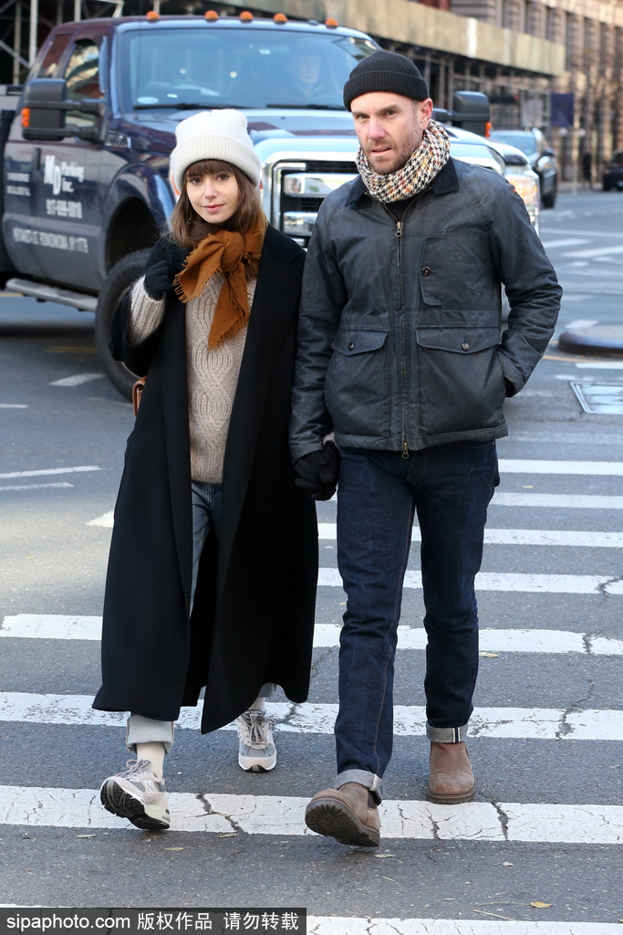 组图：莉莉柯林斯与丈夫牵手出街 戴焦糖色围巾甜美动人