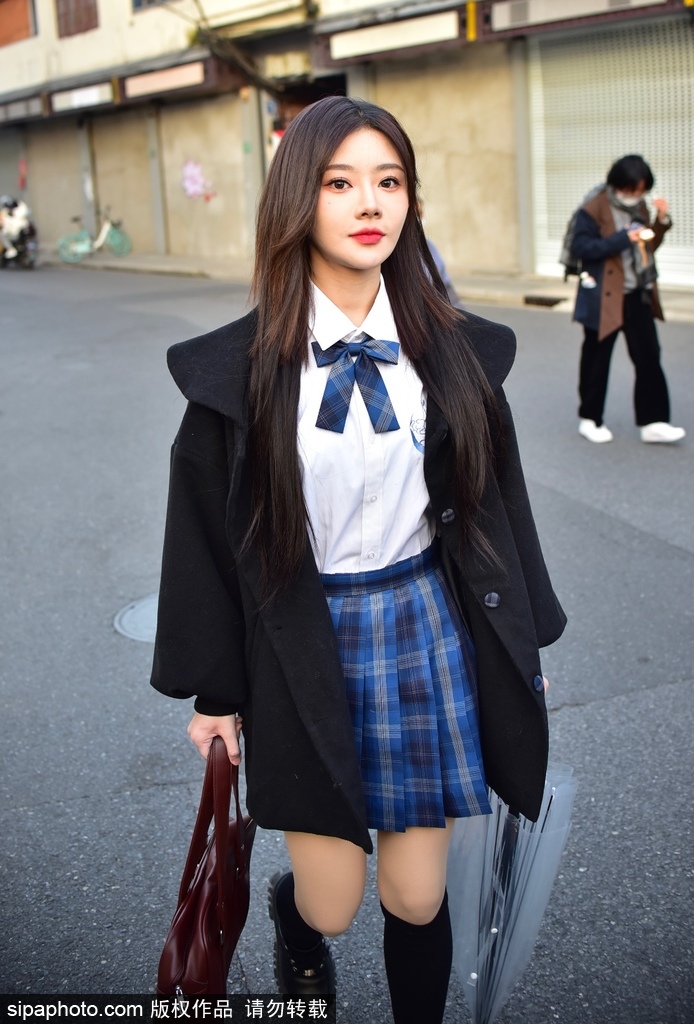 组图：SNH48成员胡晓慧街拍 身着JK裙白色衬衣大秀美腿