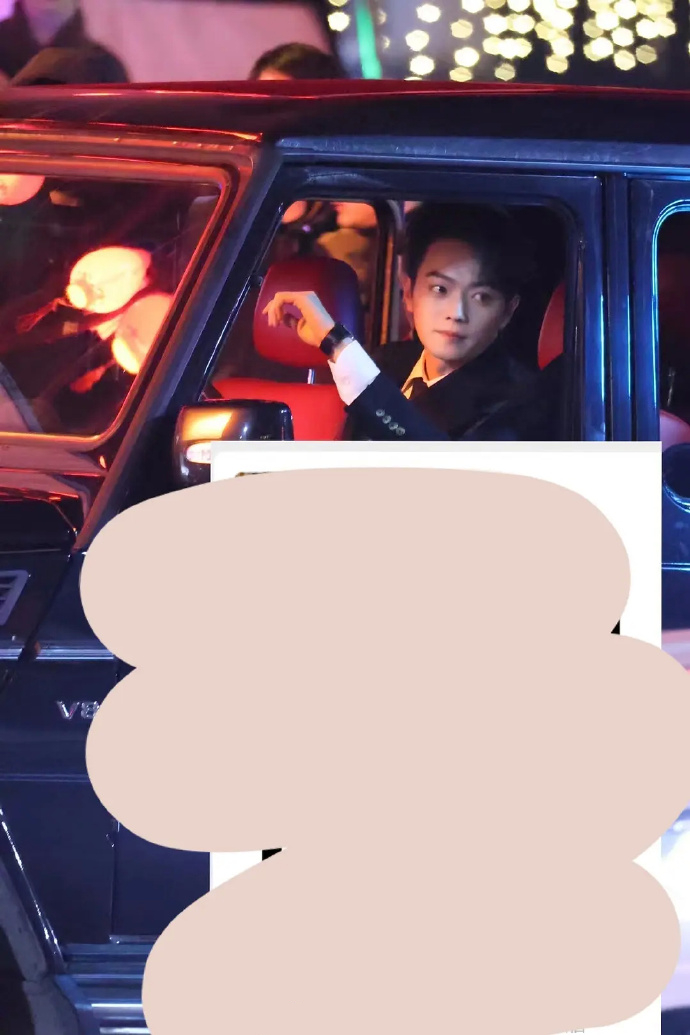 组图:许凯《你比星光美丽》路透曝光 夜晚开豪车帅气逼人