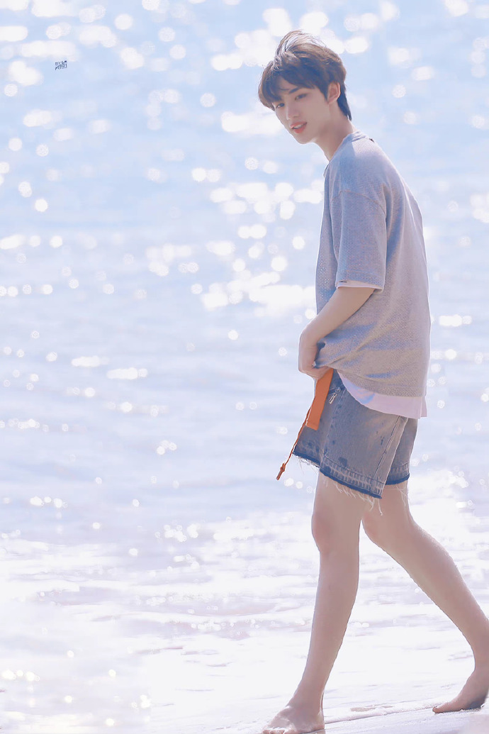 组图:丁程鑫海边逆光踏浪 天海一色少年身影唯美定格_高清图集_新浪网