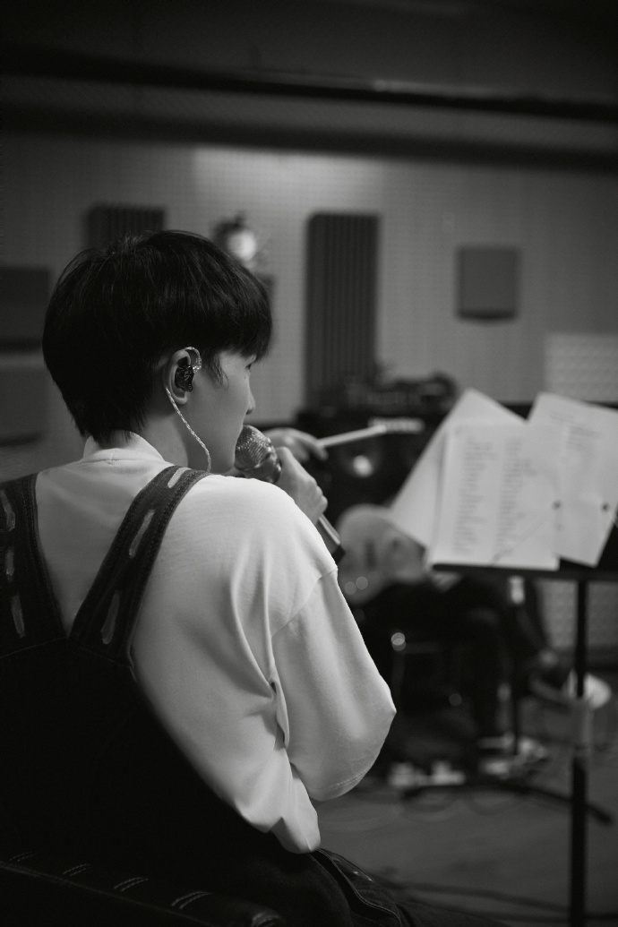 组图:周深晒演出排练照引粉丝期待 背影专注侧颜清瘦好看_高清图集