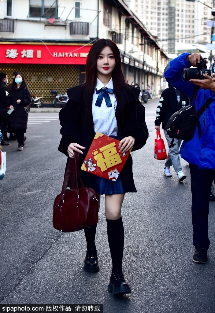 组图：SNH48成员胡晓慧街拍 身着JK裙白色衬衣大秀美腿