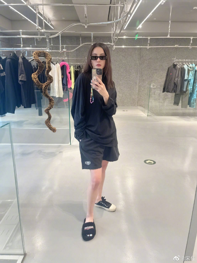 宋佳晒九宫格营业照 对镜自拍脱鞋和板鞋搭配摩登前卫 - 八卦 - 普利