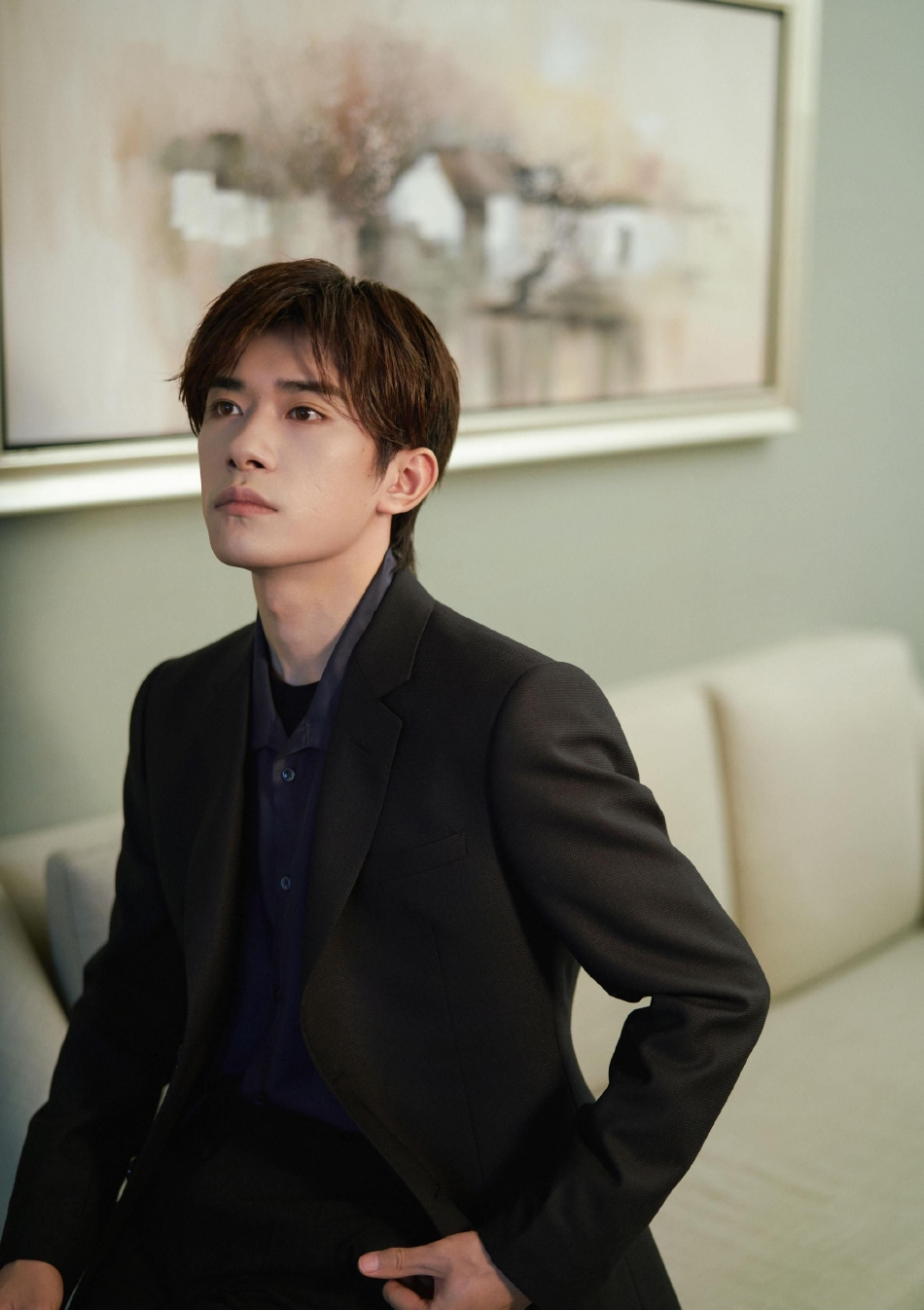 组图:易烊千玺全黑西装文雅帅气 靠沙发侧颜精致喉结性感