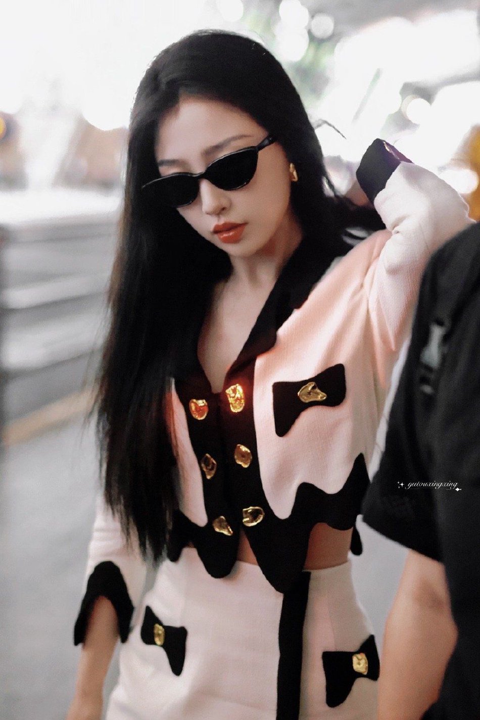 组图虞书欣出发米兰时装周机场路透着墨镜气场十足脚下生风