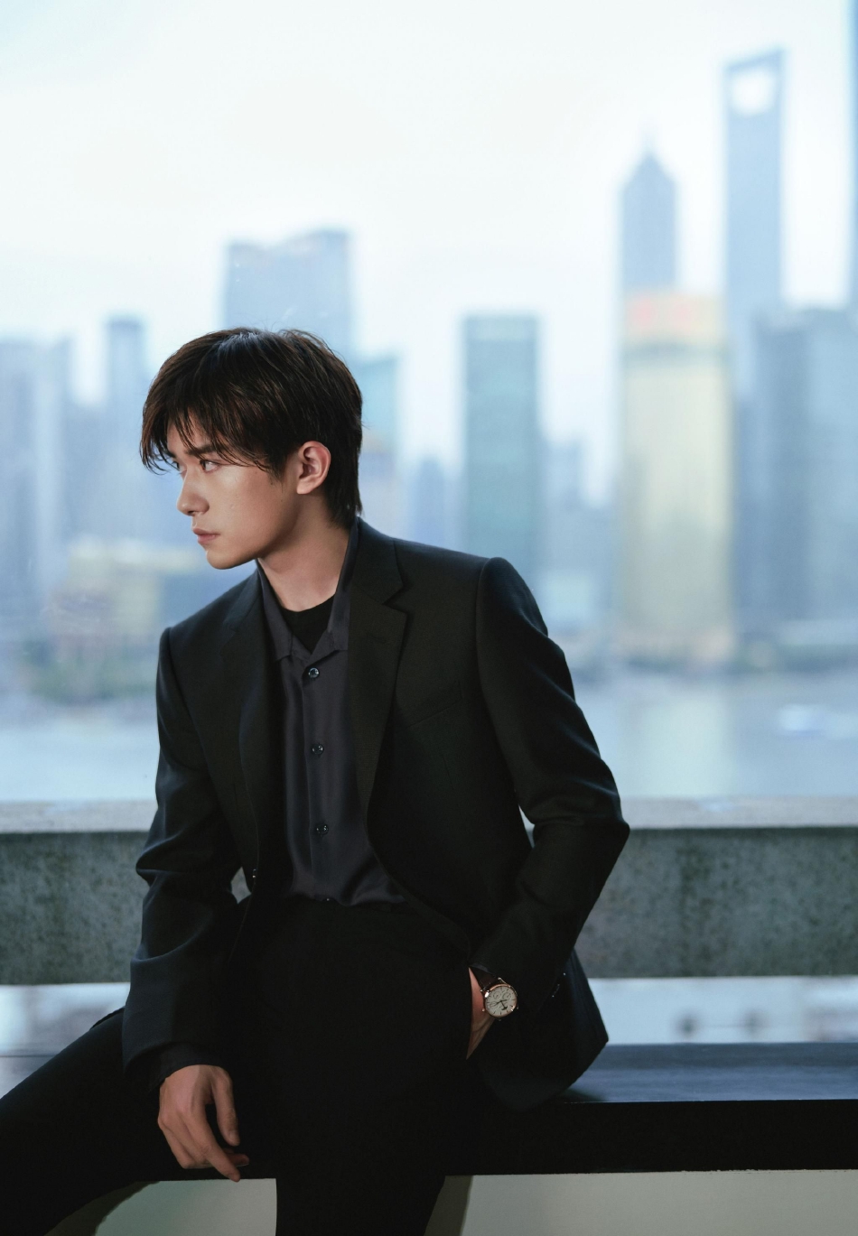 组图:易烊千玺全黑西装文雅帅气 靠沙发侧颜精致喉结性感