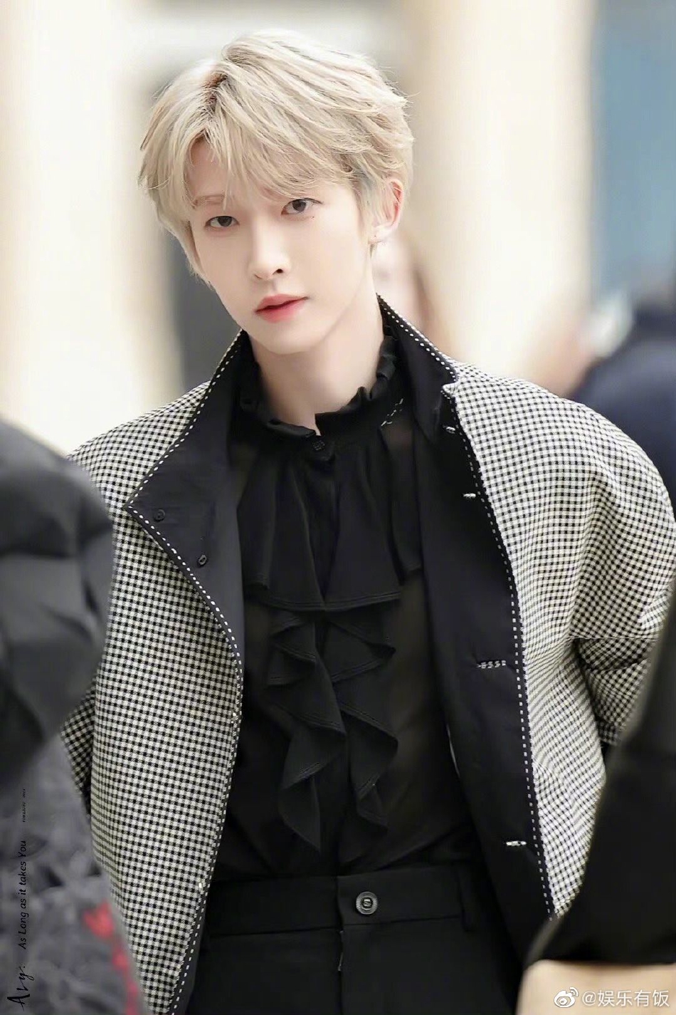 组图:刘宇黑西装亮相巴黎时装周 金发更显优雅贵气_高清图集_新浪网