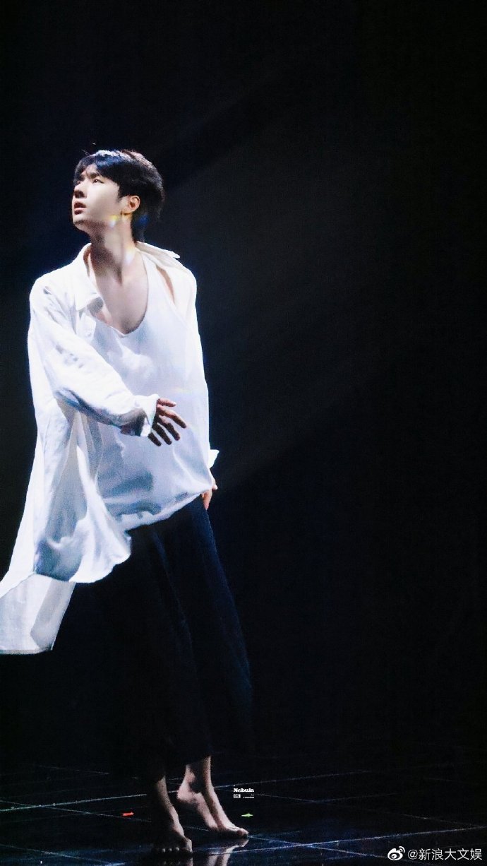 组图：王一博《像阳光那样》舞台首秀 演绎赤足舞蹈白衣少年