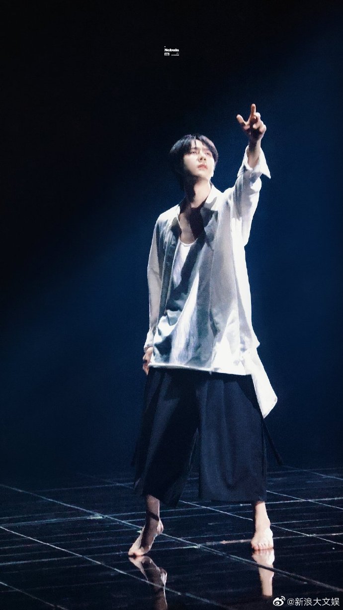组图：王一博《像阳光那样》舞台首秀 演绎赤足舞蹈白衣少年