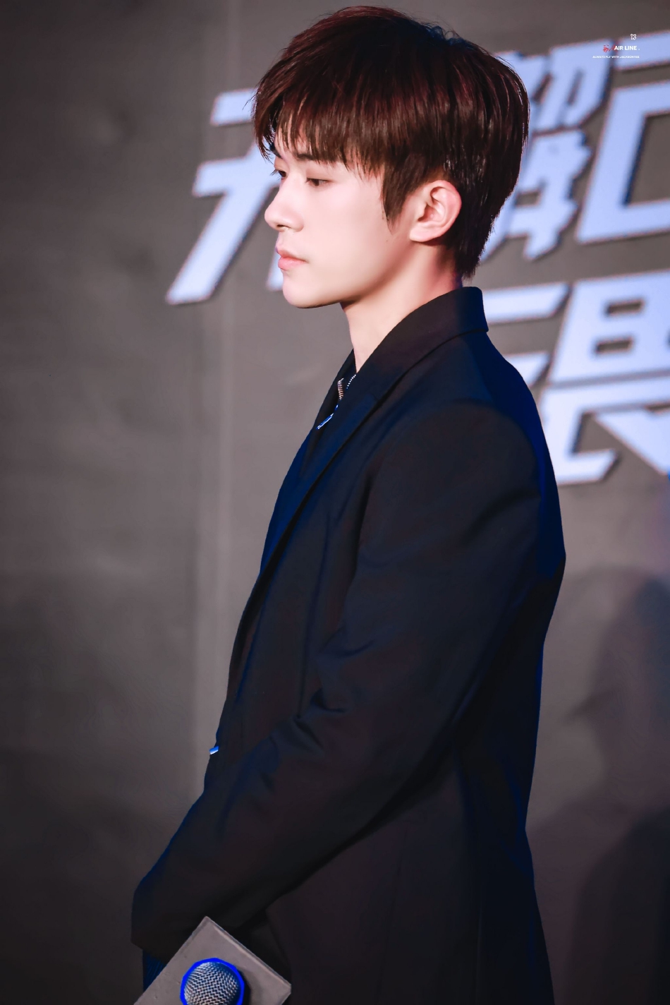 组图:易烊千玺穿黑色西装 简约又不失时尚利落干练帅气满分_高清图集