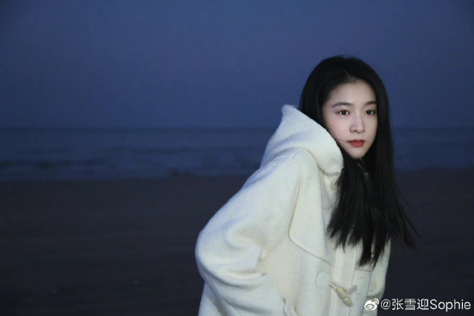 组图：张雪迎海边迎风随拍释出 格纹长裤文艺感曙光少女