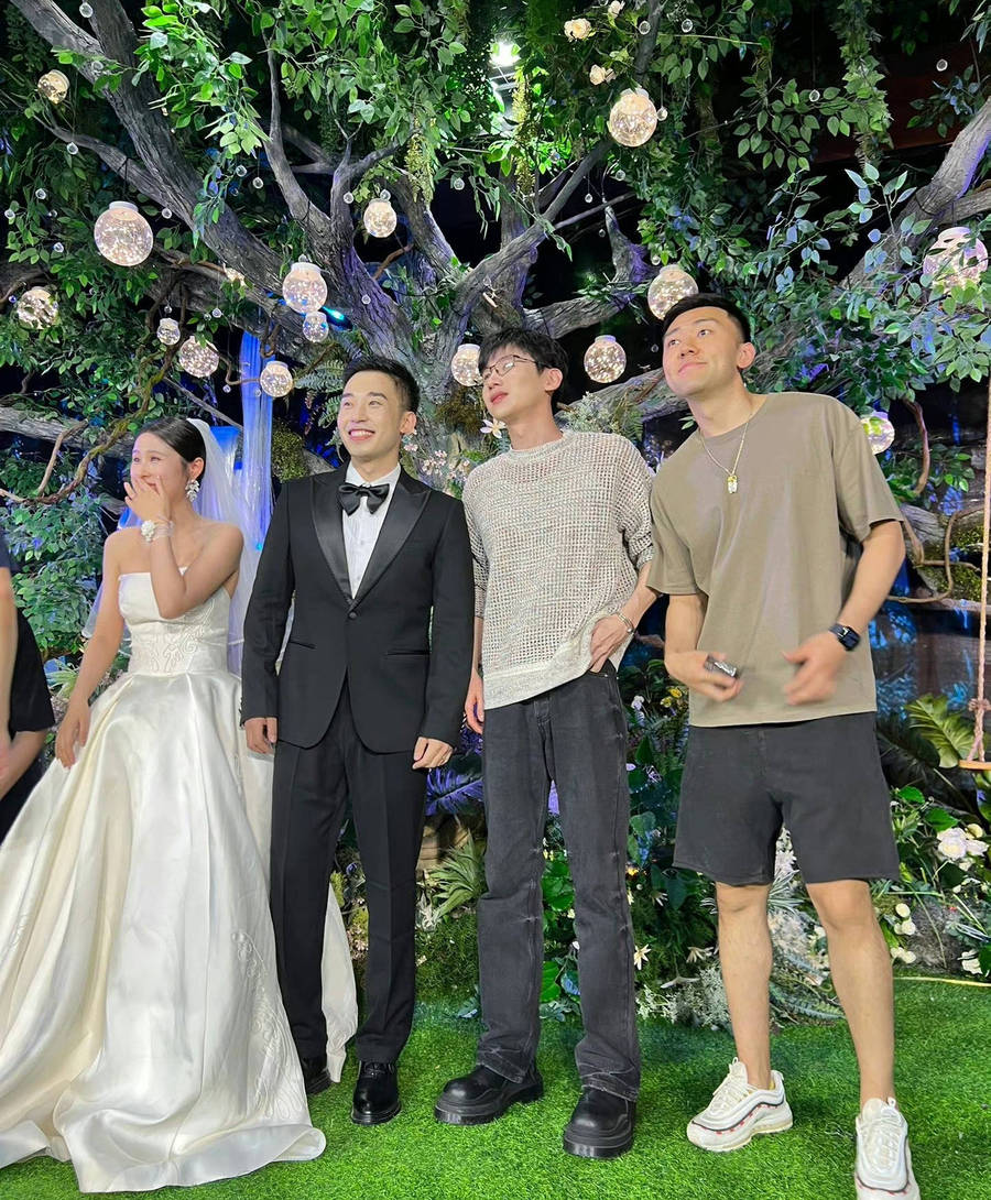 组图:白敬亭出席发小婚礼 戴黑框眼镜文艺腼腆侧颜帅气_高清图集_新浪