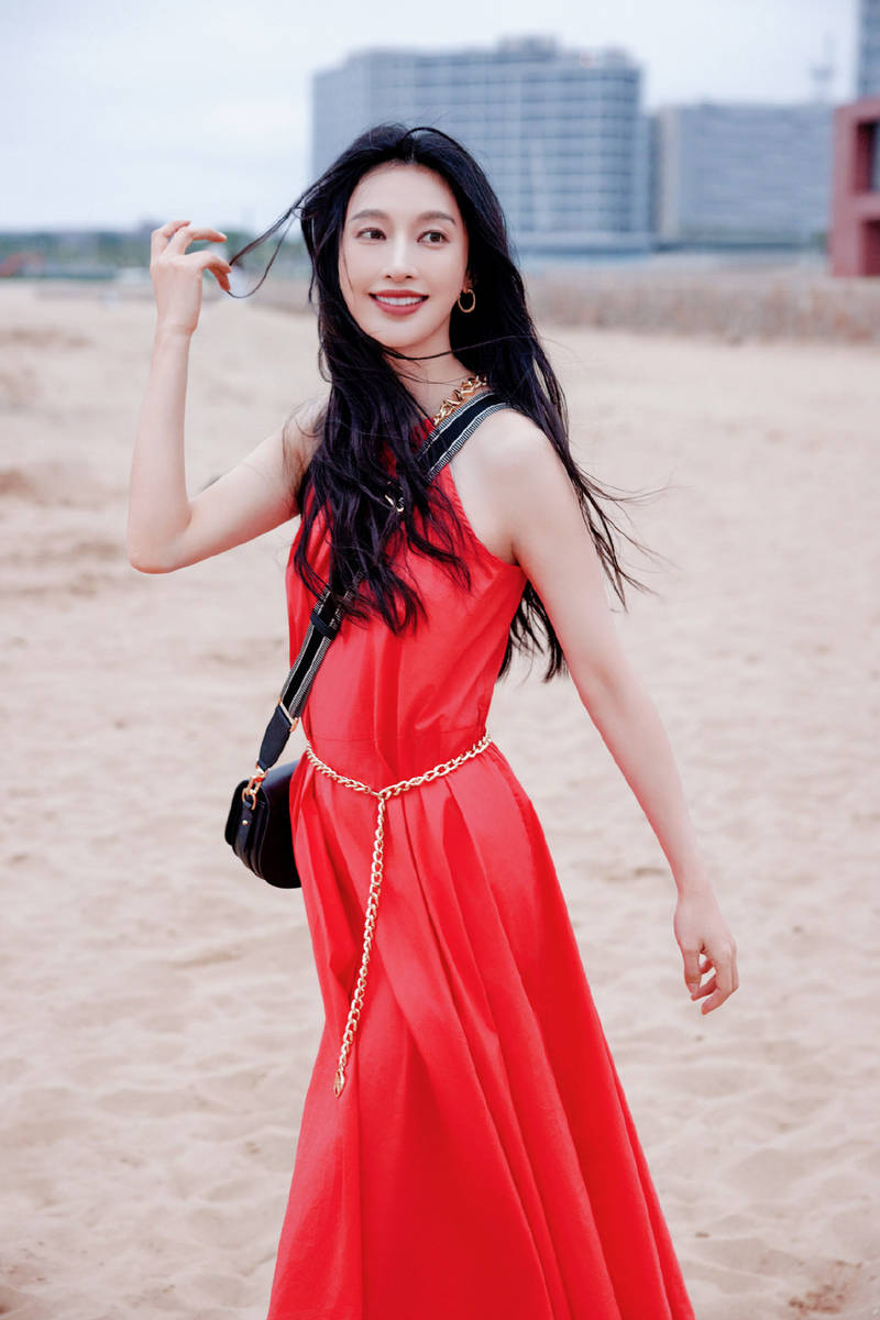 组图:张俪穿红色长裙赤脚漫步海边 海风吹动长发回眸氛围感拉满_高清