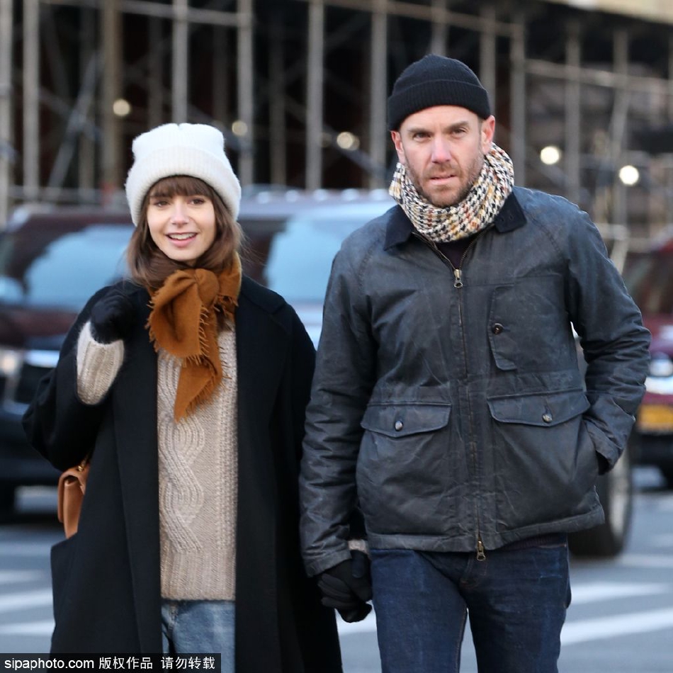 组图：莉莉柯林斯与丈夫牵手出街 戴焦糖色围巾甜美动人