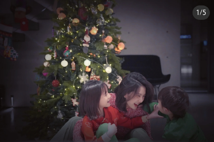 组图：黄多多晒照和弟弟妹妹共度圣诞 曝光弟弟照片超可爱