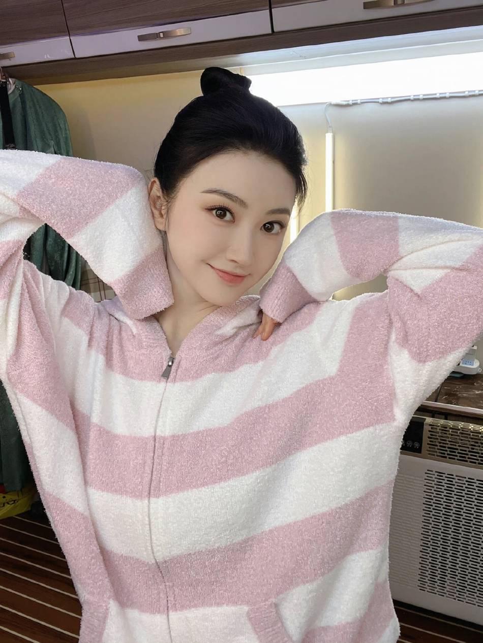 组图:景甜甜美比心六宫格 粉色条纹温柔可人眸眼好清澈