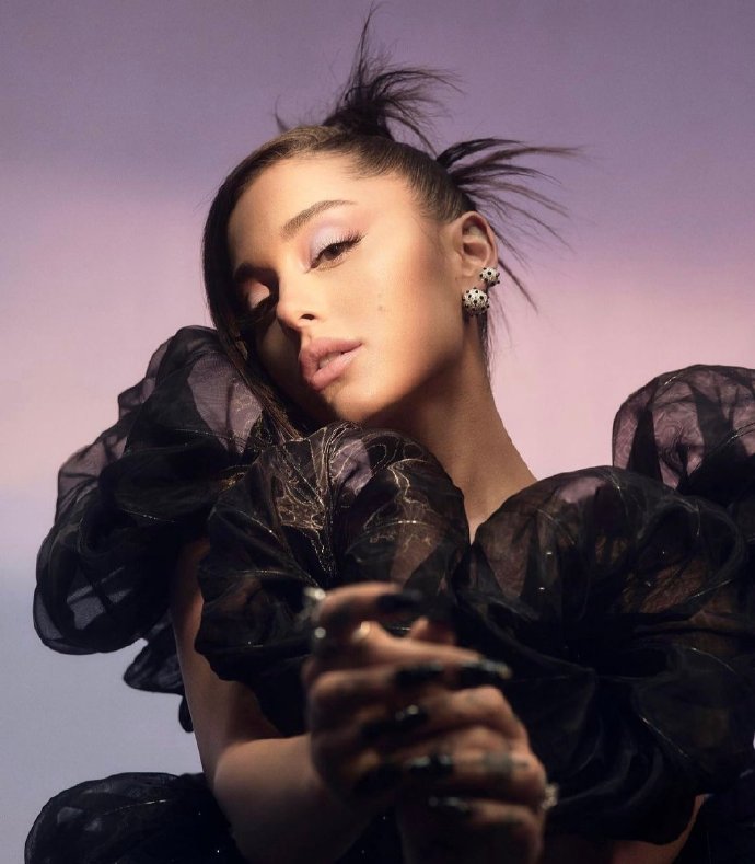 组图：人美心善！Ariana Grande圣诞节给年轻患者赠送礼物