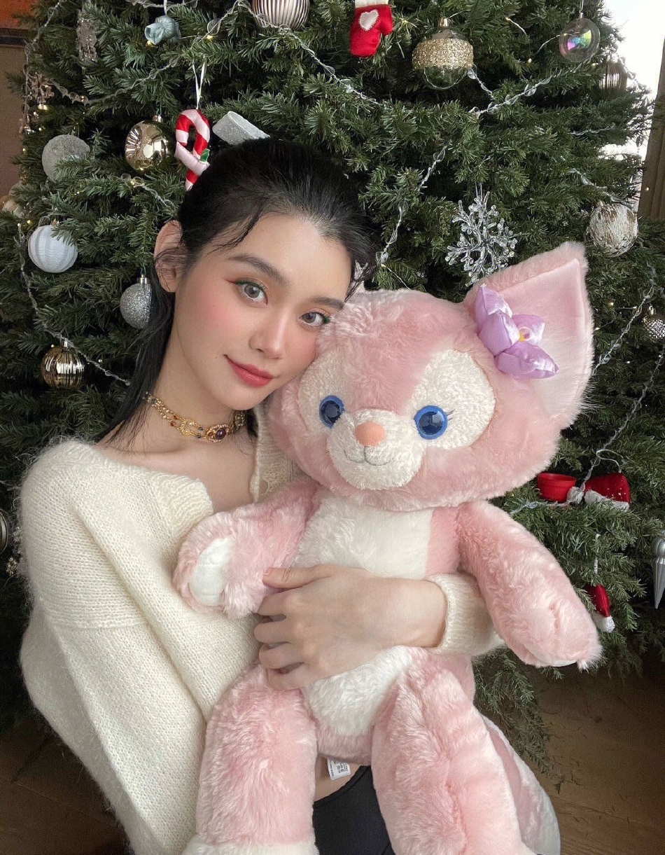 组图:奚梦瑶分享绿色圣诞眼影妆容 怀抱玩偶少女心十足
