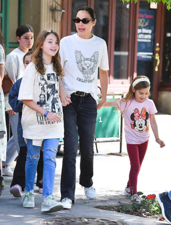 组图:盖尔·加朵带孩子外出就餐 两个女儿颜值高神似妈妈_高清图集