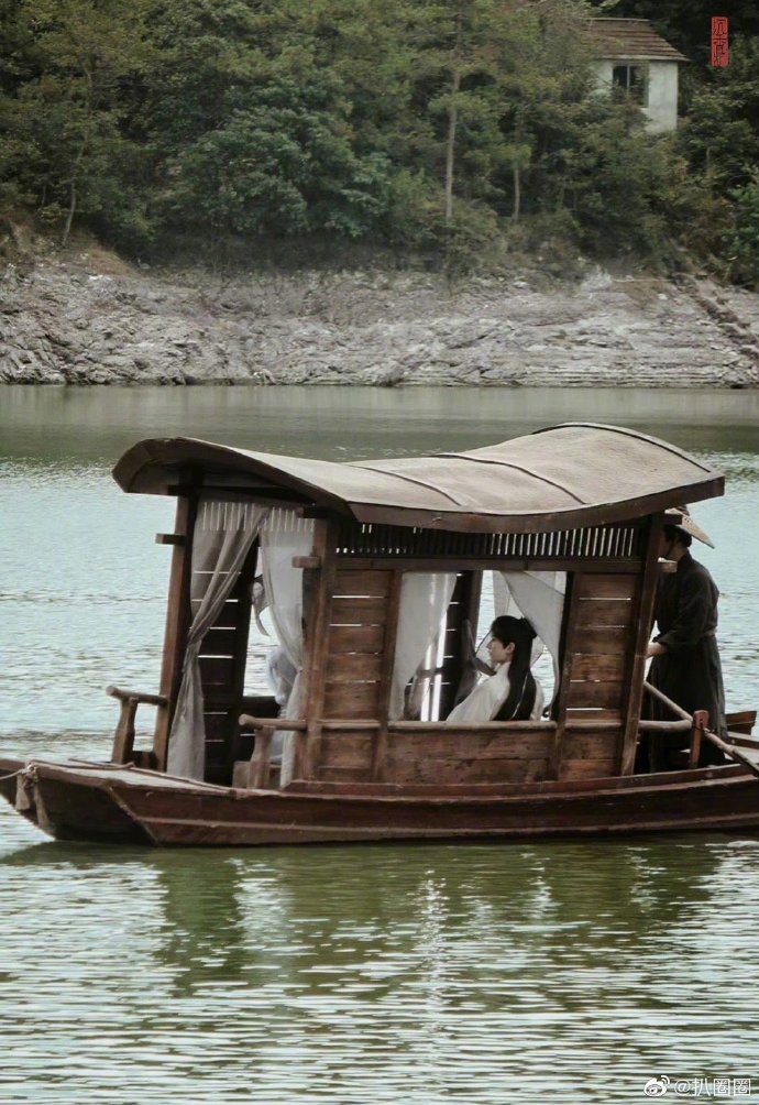 组图:成毅《莲花楼》坐船路透 偏偏白衣公子美如画_高清图集_新浪网