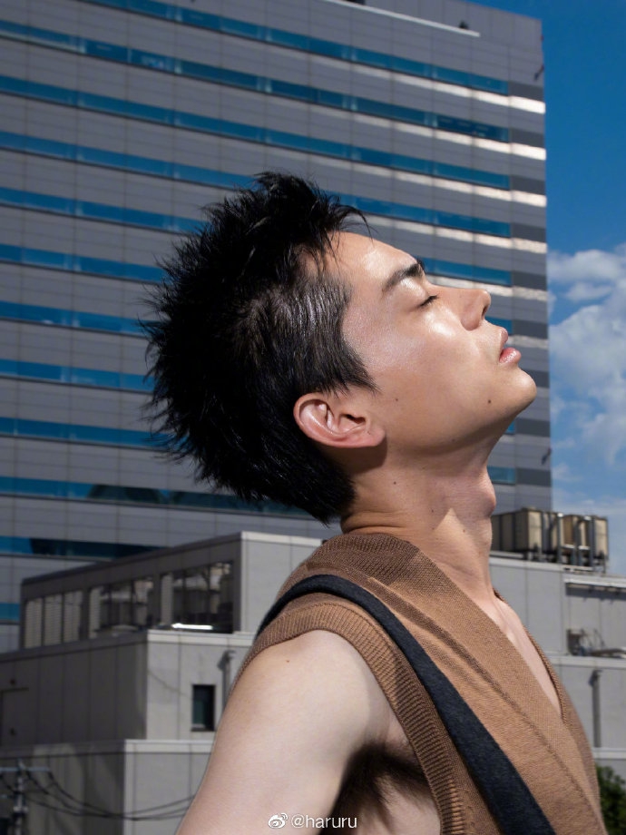 组图:菅田将晖拍摄大片 清爽短发搭配无袖上衣帅气夺目