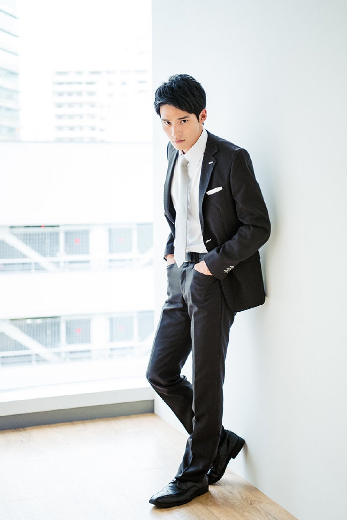 组图:冈田健史拍摄杂志写真 穿帅气西装风度翩翩