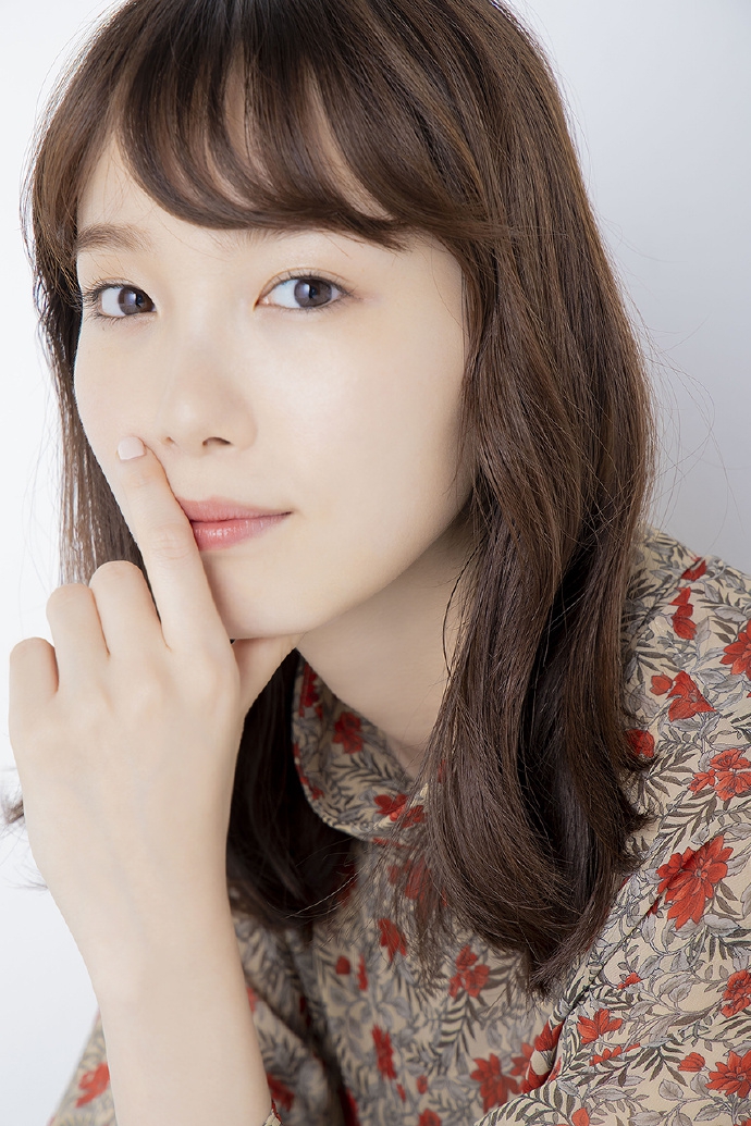 组图:饭丰万理江接受采访 碎花连衣裙清新可爱_高清图集_新浪网