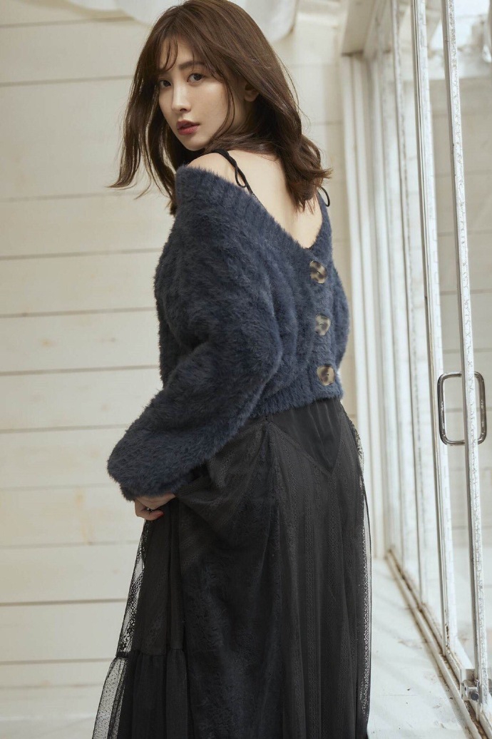 组图:小嶋阳菜身穿秋冬潮流服饰 优雅高贵身材亮眼