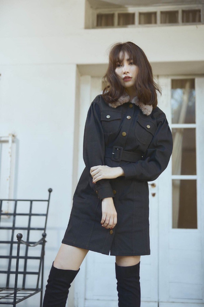 组图:小嶋阳菜身穿秋冬潮流服饰 优雅高贵身材亮眼