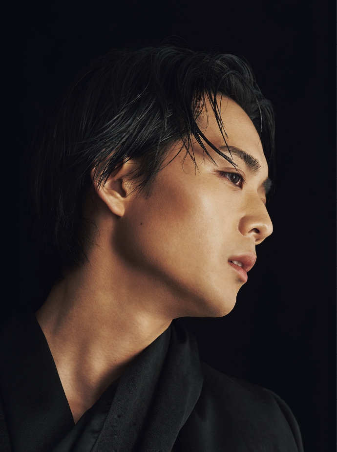 组图:龙星凉发布一组硬照 黑色时尚西装尽显高级感