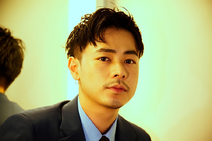 组图:日本男星成田凌拍摄写真 身穿西装发型清爽