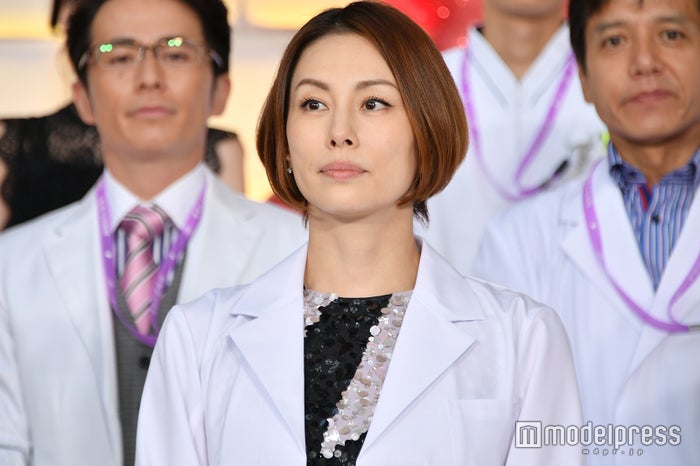 1 / 4 新浪娱乐讯 《doctor-x～外科医 大门未知子～》第六季举办制作