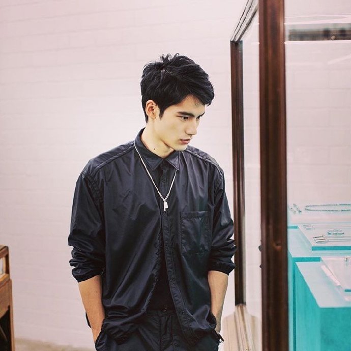 组图冈田健史最新写真照曝光身穿一袭黑衣帅气冷酷