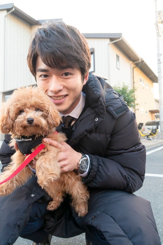 组图白洲迅最新写真曝光怀抱小狗笑容灿烂软萌可爱