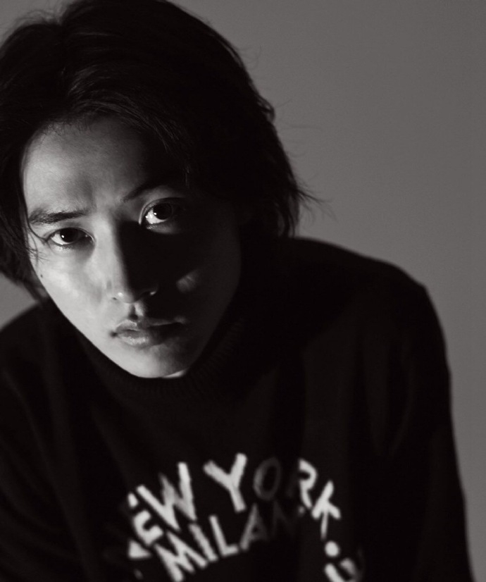 组图:山崎贤人拍摄时尚杂志 尝试各种风格帅气夺目