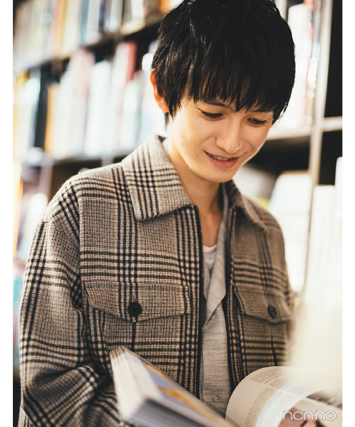 组图:本乡奏多拍摄时尚杂志写真 上演雨天书店约会