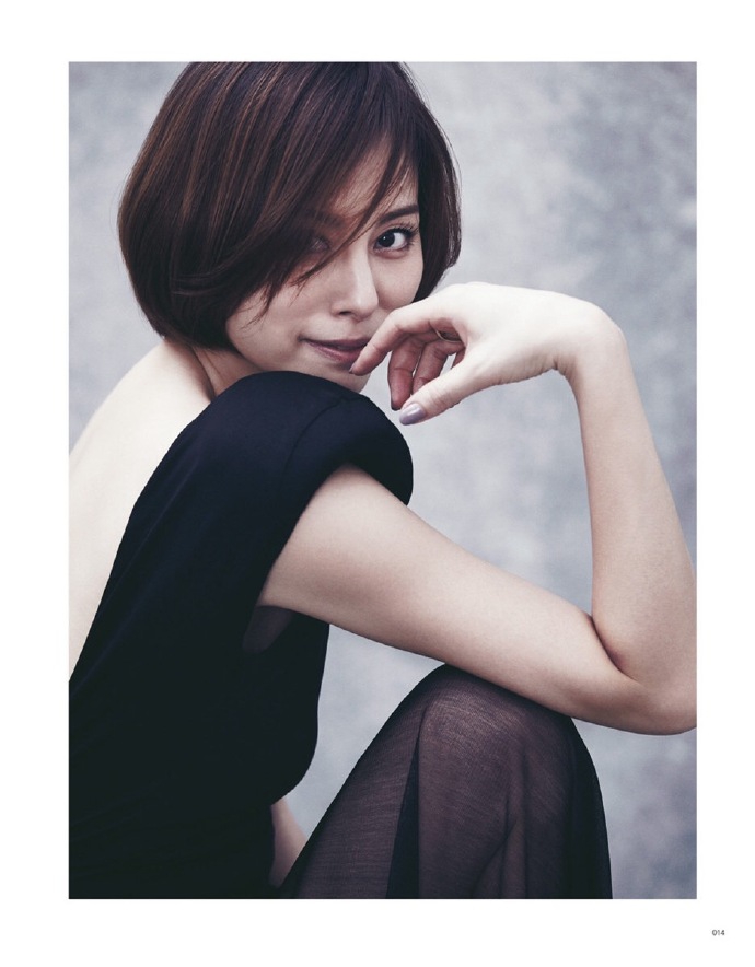 组图:米仓凉子展现女性躯体美 身材姣好看不出年龄