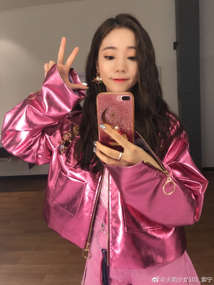 组图:火箭少女紫宁晒可爱自拍 穿紫色外套强势比心