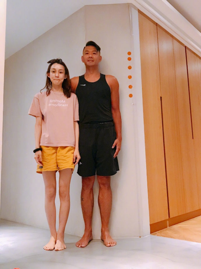 组图:陈建州晒老婆范玮琪美照 两人光脚并肩靠墙站俨然黑白配