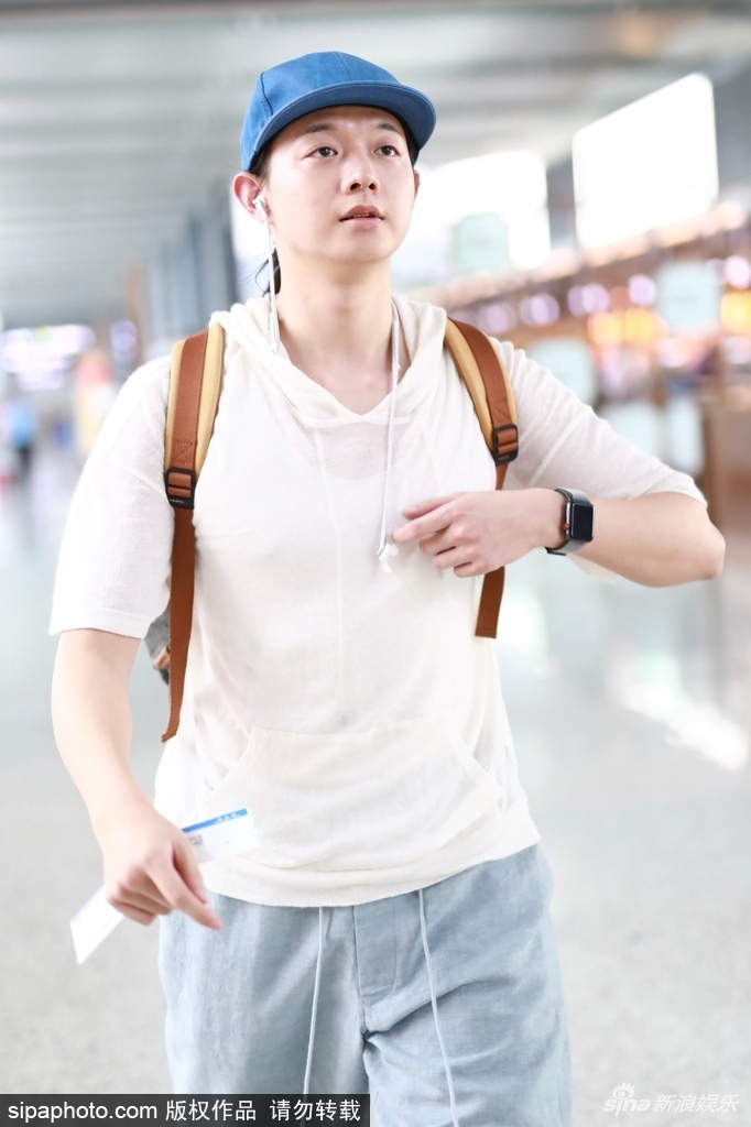 霍尊休闲装现身机场