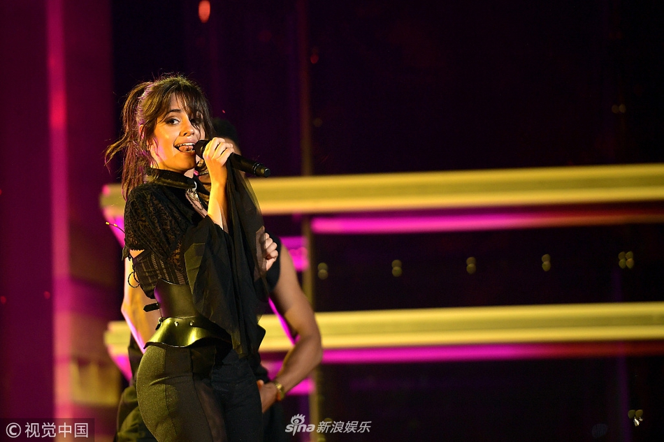 组图:卡妹公告牌唱响热单《havana》 热舞风情万种