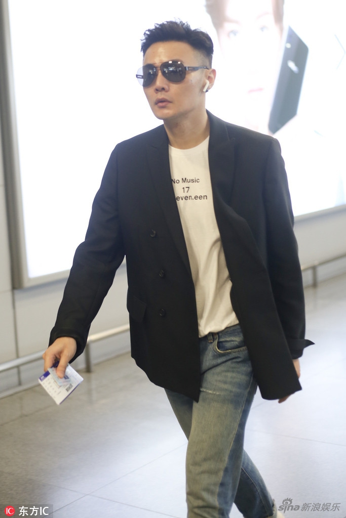 组图:李荣浩教你如何优雅赶飞机 就算知道来不及也要稳_高清图集_新浪