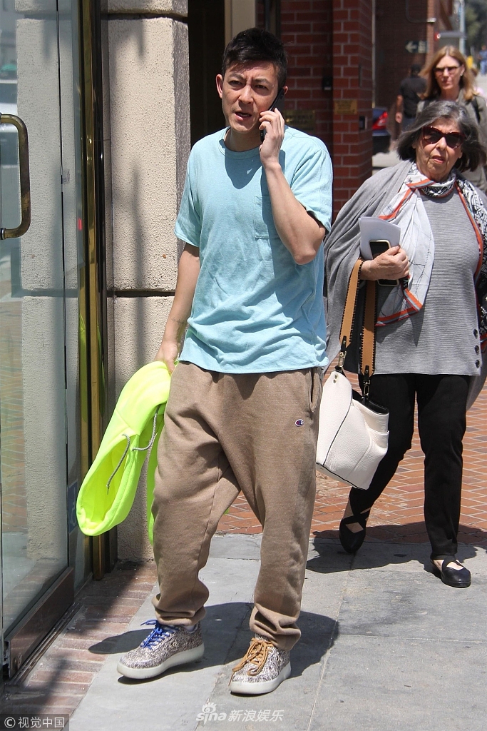 陈冠希穿吊裆裤变"短腿星人" 颜值回升皱眉也帅气